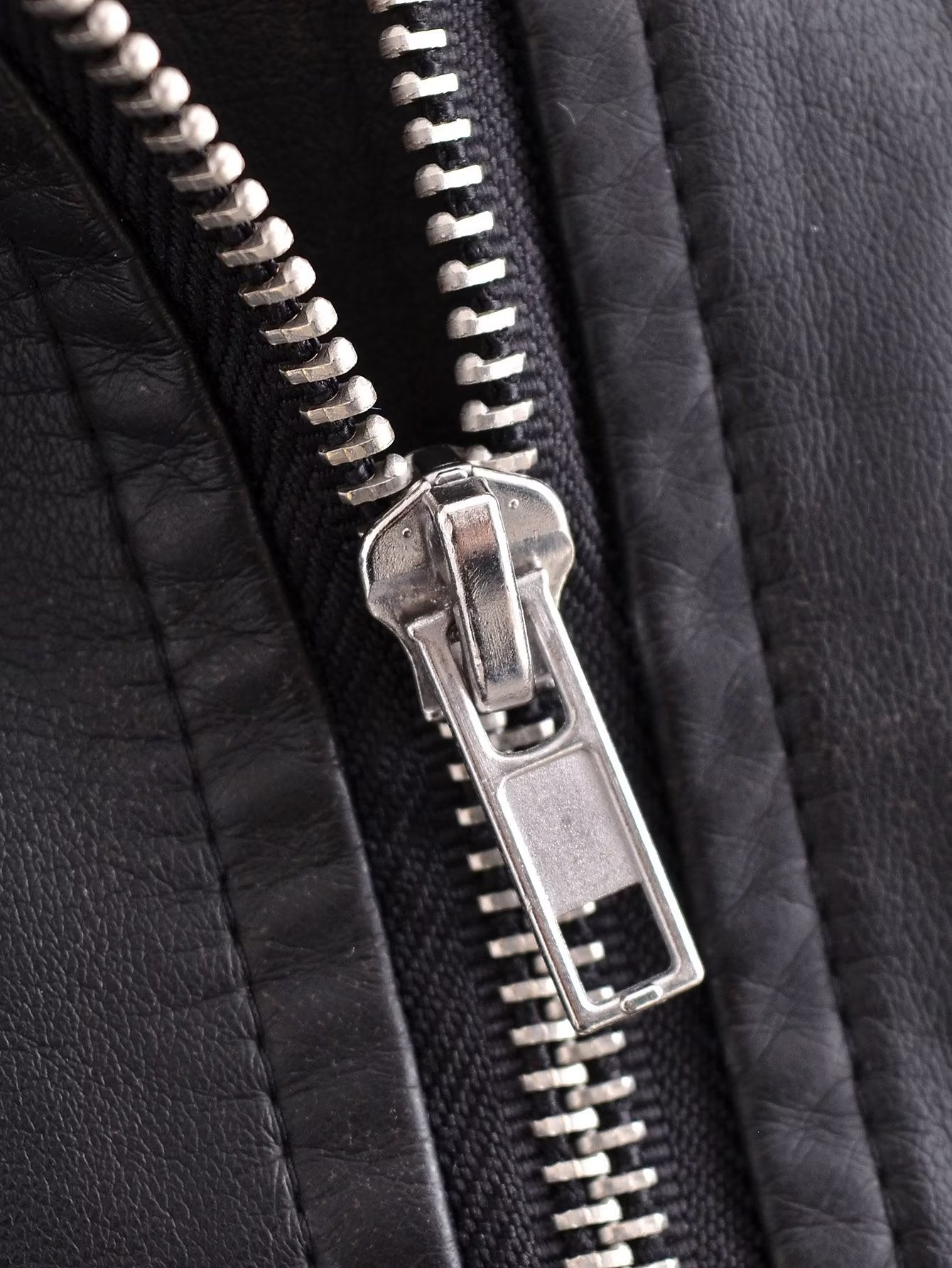 Chaqueta de cuero negra con cremallera y adorno para mujer, abrigo de cuero para motocicleta, primavera