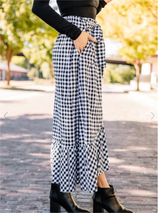 Falda holgada informal de cintura alta con cordones, bolsillos, costuras a cuadros blancos y negros, longitud media, estilo swing grande