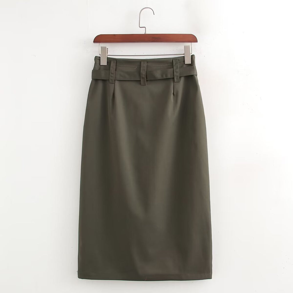 Jupe mi-longue droite taille haute, couleur unie, avec ceinture, idéale pour l'automne et l'hiver. Affinante.