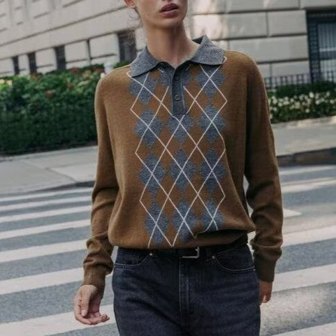 Suéter con cuello polo y rombos