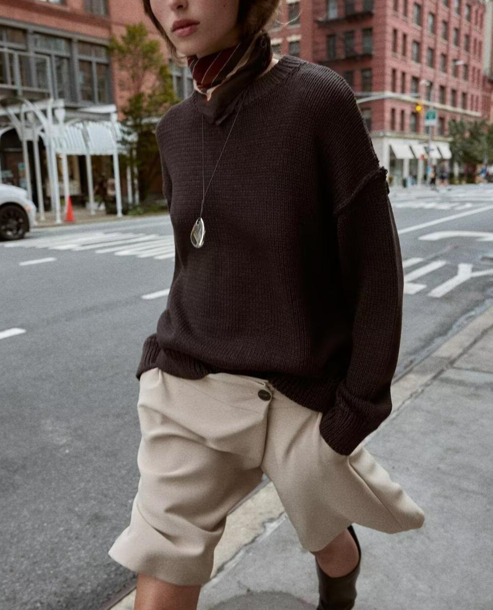 Suéter elegante con costuras decorativas para mujer