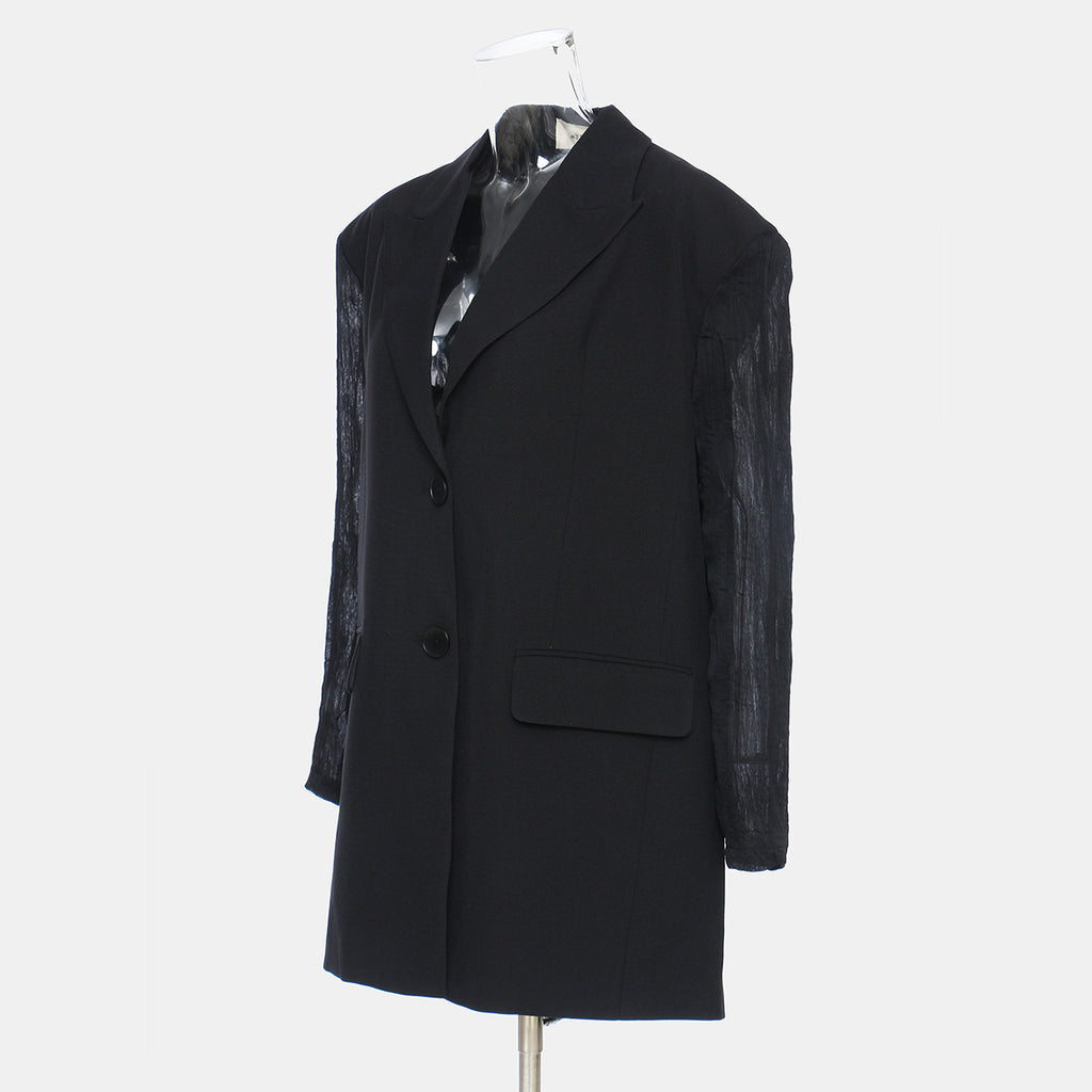 Blazer holgado con espalda descubierta, mangas plisadas y cordones