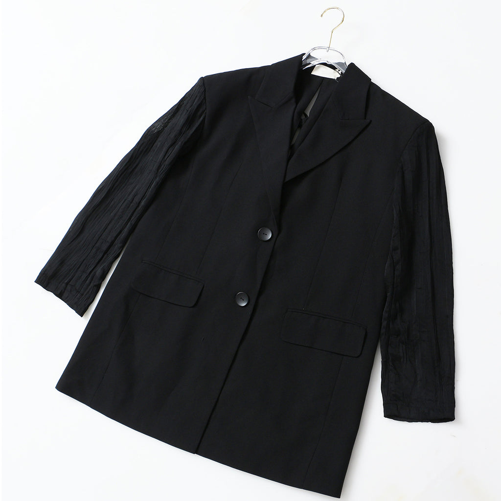 Blazer holgado con espalda descubierta, mangas plisadas y cordones