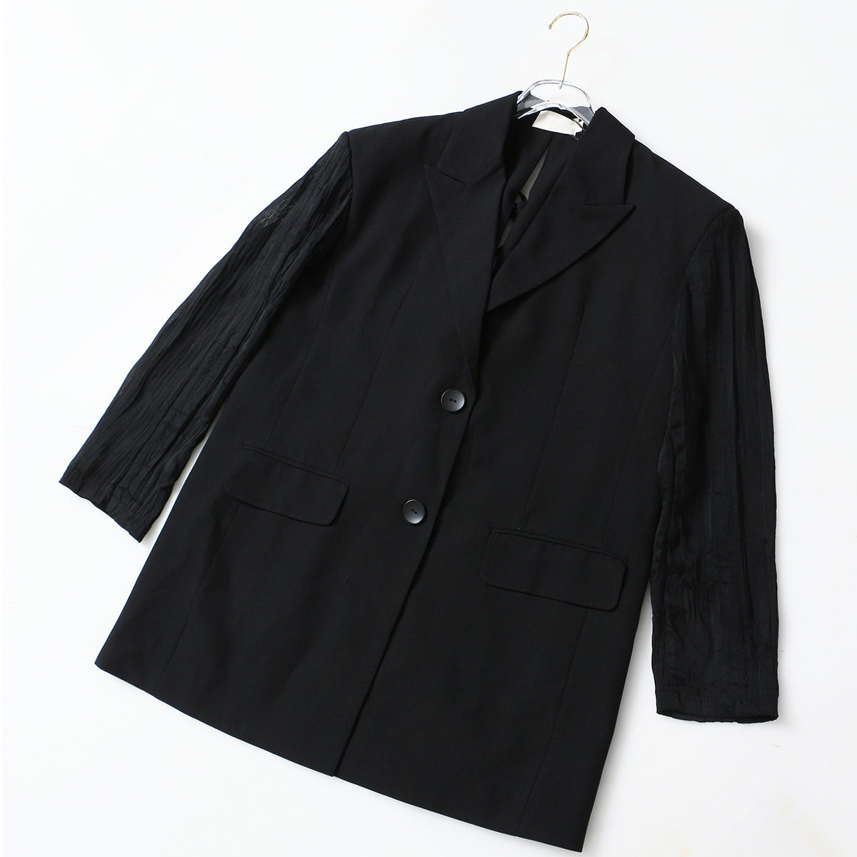 Blazer holgado con espalda descubierta, mangas plisadas y cordones