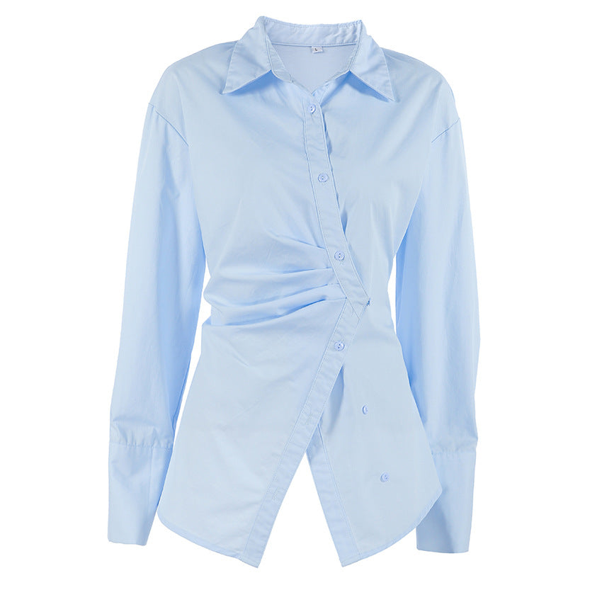 Chemise automne femme en pur coton, coupe slim, ourlet fendu, détail discret.