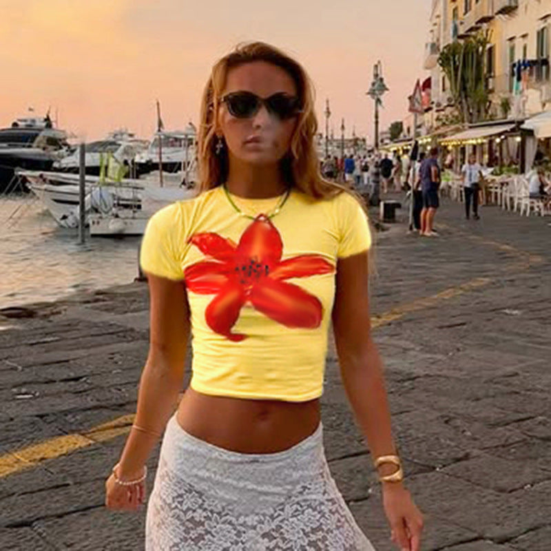 T-shirt court et moulant à imprimé floral contrasté pour femme, style décontracté. Col rond, manches courtes, coupe slim.