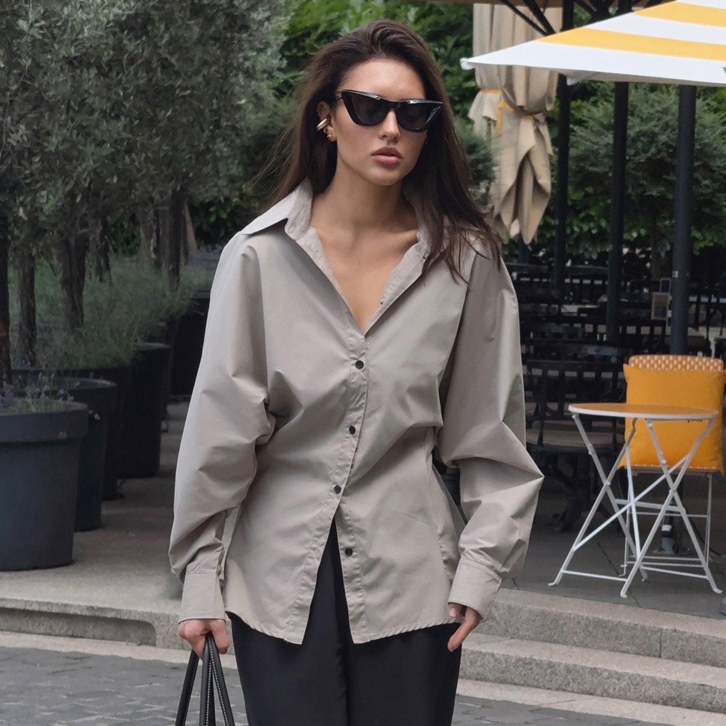 Chemise décontractée pour femme, couleur unie, style bureau, coupe ample et boutonnée, design soigné.