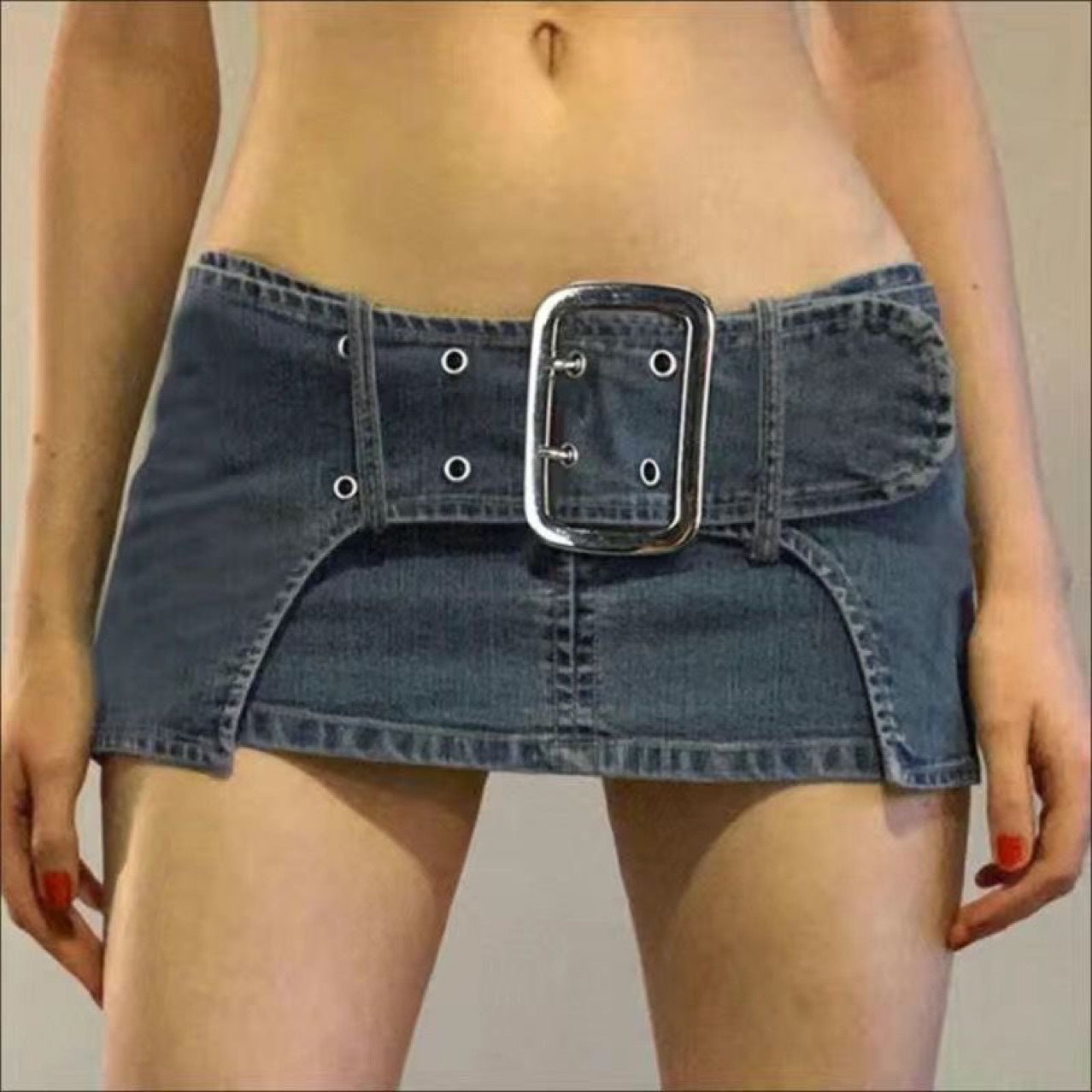 Falda vaquera ultracorta de dos capas con diseño personalizado y sexy, con cintura desgastada y gran botonadura, que levanta la cadera.