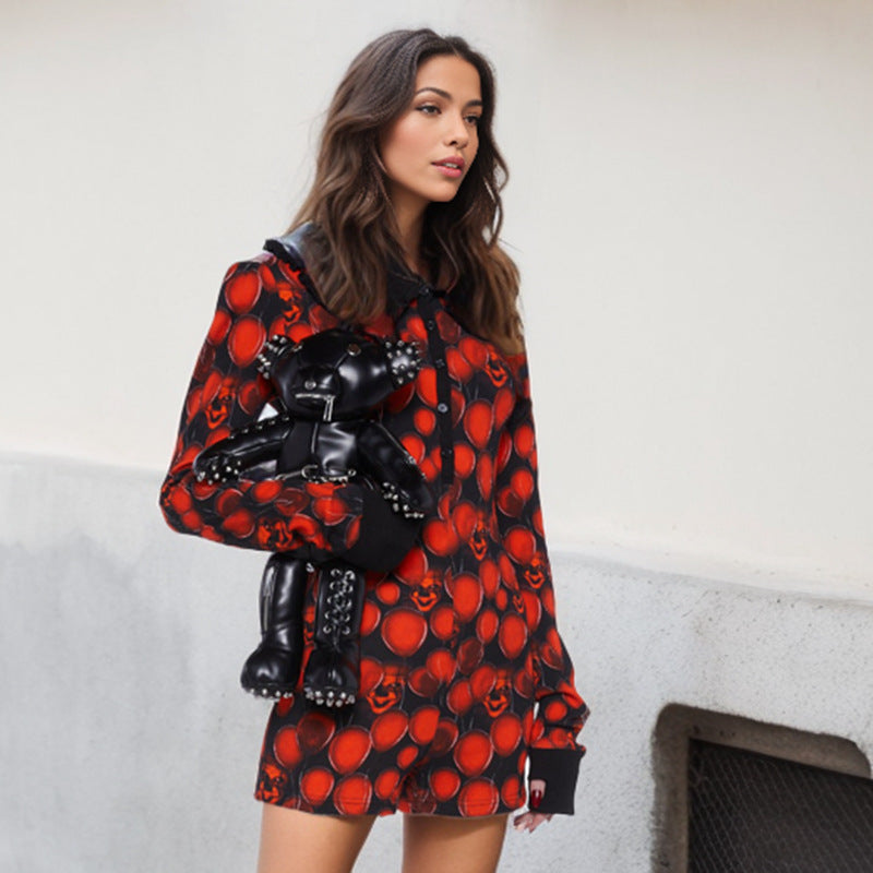 Mono de Halloween con diseño de globo y mueca de IA en color negro y rojo para mujer