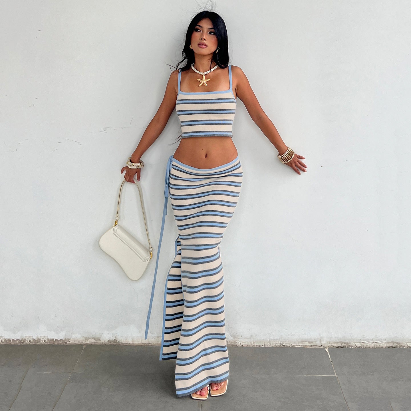 Ensemble deux pièces décontracté pour les vacances : jupe courte à rayures en maille, taille haute et lacée.