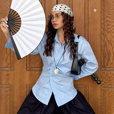 Chemise automne femme en pur coton, coupe slim, ourlet fendu, détail discret.