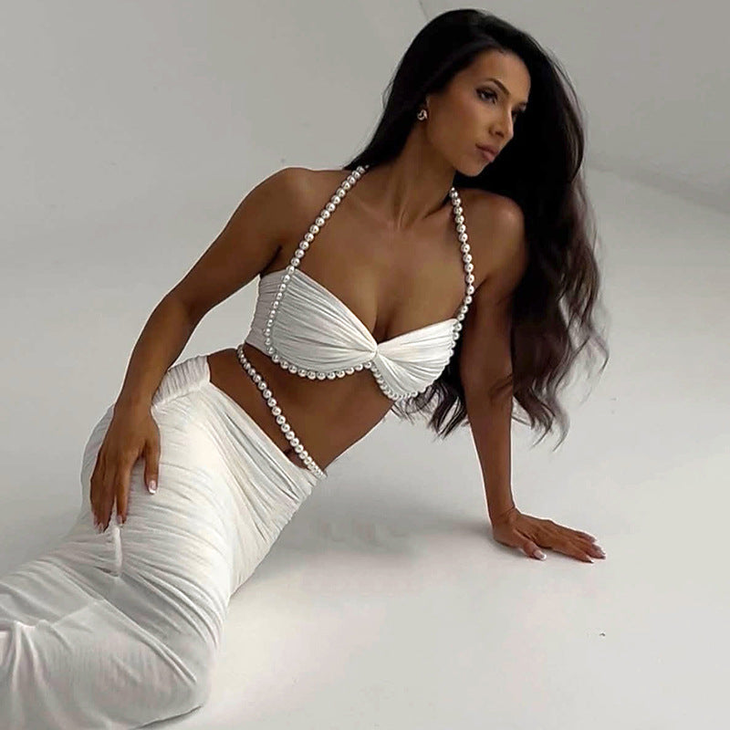 Ensemble automne-hiver pour femme : jupe longue courte sexy ornée de perles, décolleté plongeant et taille basse. Décolleté et hanches mis en valeur par des perles.