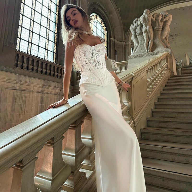 Ensemble automne-hiver femme : top tube en dentelle, jupe fourreau unie et coupe slim.