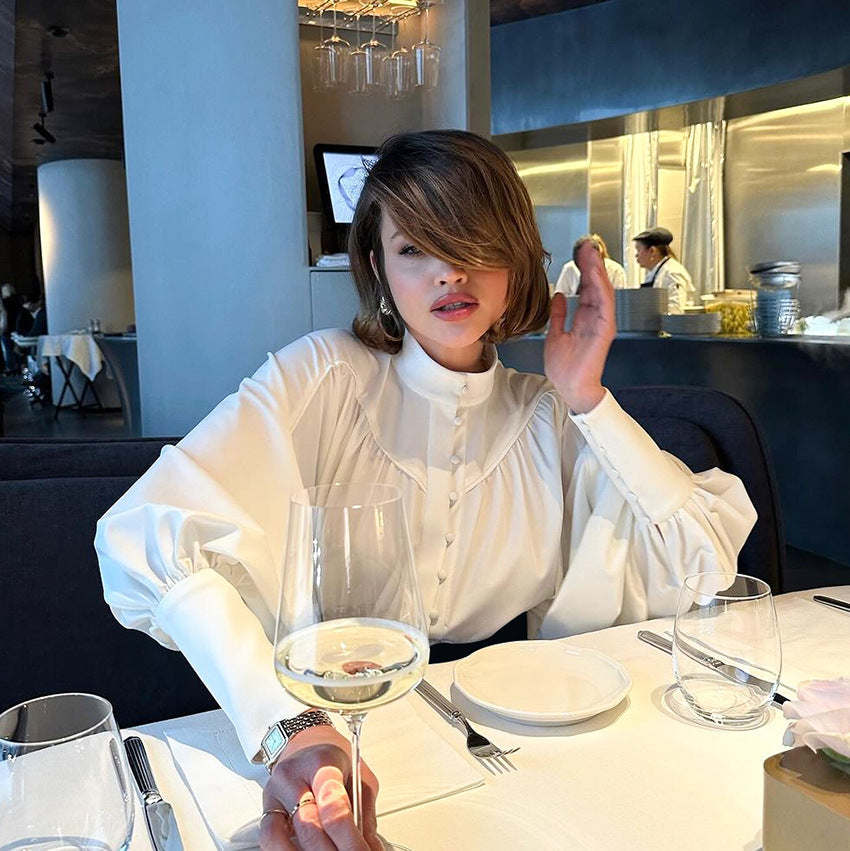 Chemise d'automne/hiver blanche décontractée et élégante, ample, à col montant, manches bouffantes et plissée, pour femme, idéale pour le bureau.