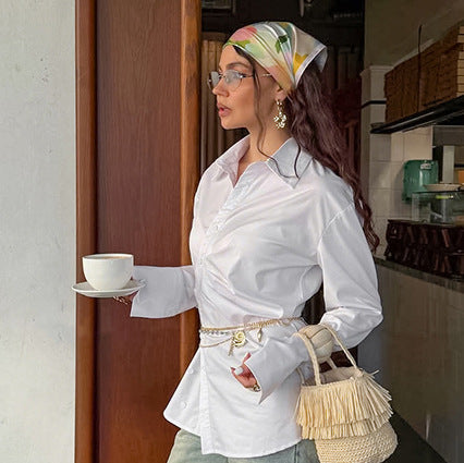 Chemise automne femme en pur coton, coupe slim, ourlet fendu, détail discret.